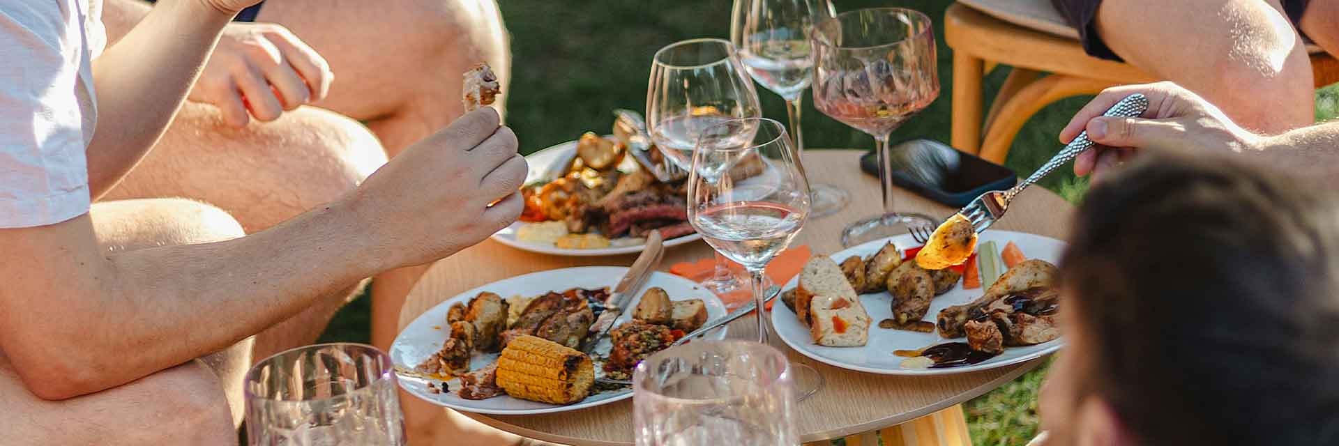Menschen beim Grillen